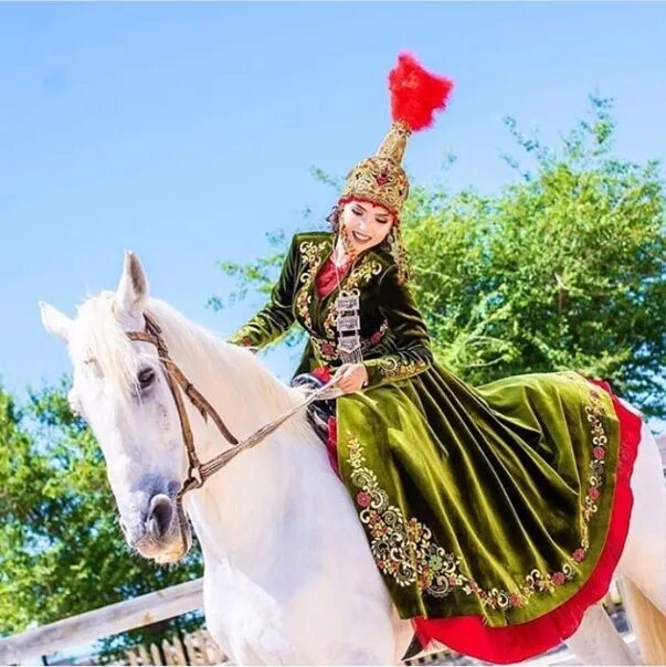 Казахские девушки на лошадях. Казахская девушка на коне. Казахские женщины с лошадью. Фотосессия в казахском костюме с лошадью.