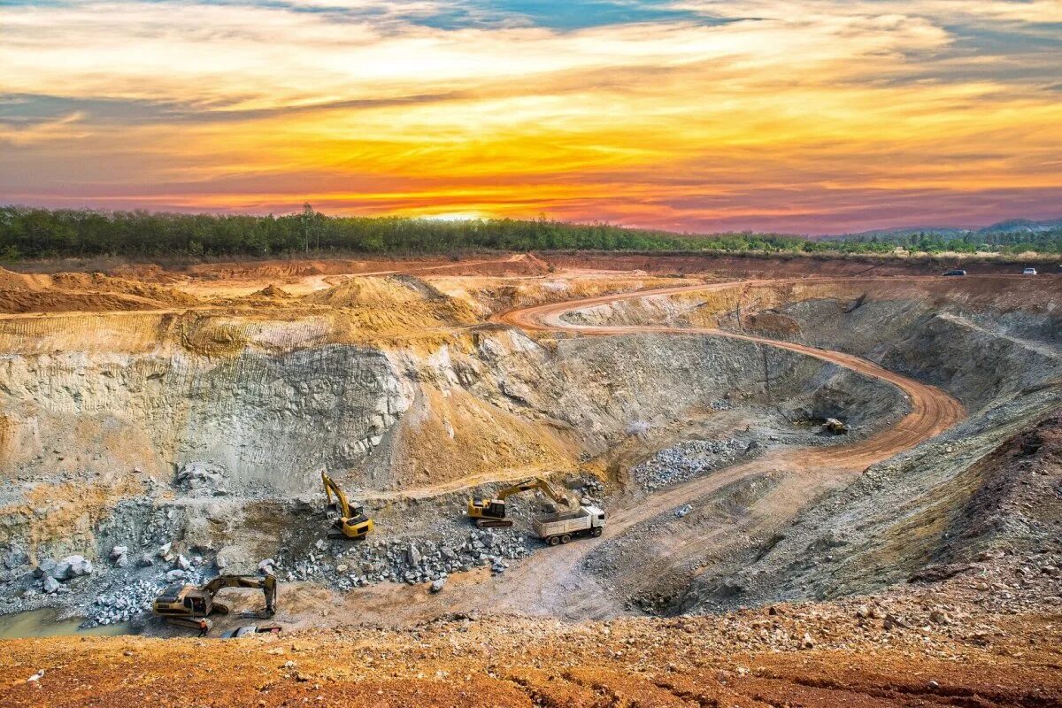 Гранд каньон древний карьер. Месторождение нефти в бузулукском бору. Карьеры для добычи полезных ископаемых. Добыча полезных ископаемых. Геологоразведочные работы.