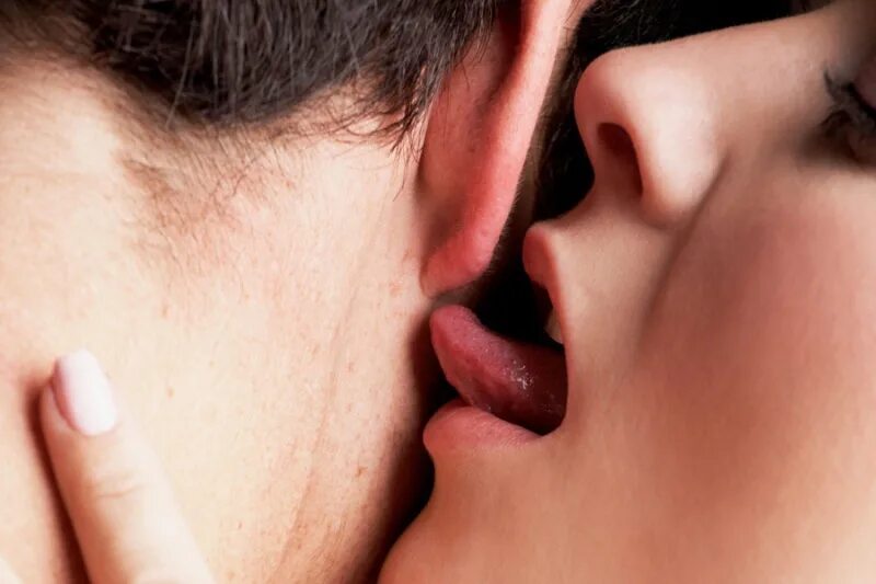 Страстный поцелуй. Женский поцелуй с языком. Поцелуй в ушко. Страстный поцелуй с языком.