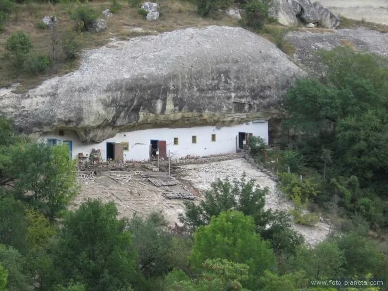 Фурмановка бахчисарайский. Сююрташ Бахчисарайский район. Село Белокаменное Бахчисарайский район. Бахчисарайский район и Бахчисарай. Монастырь в Скалистом Бахчисарайский.