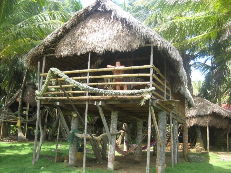 Люди живущие в экваториальном климате. Жилище Робинзона Крузо. Хижина из бамбука  Робинзона Крузо. Кабанья жилище Эквадор. Хижины из бамбука и тростника в Таиланде.