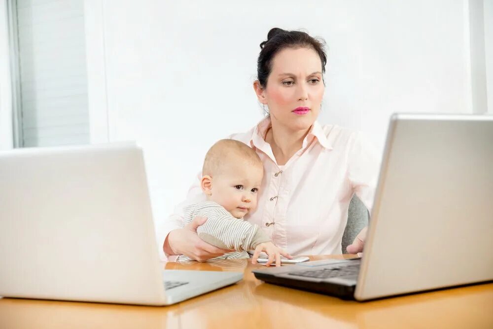 Женщина с ребенком за компьютером. Мама с ребенком за компьютером. Мама в декрете. Деловая мама с ребенком.