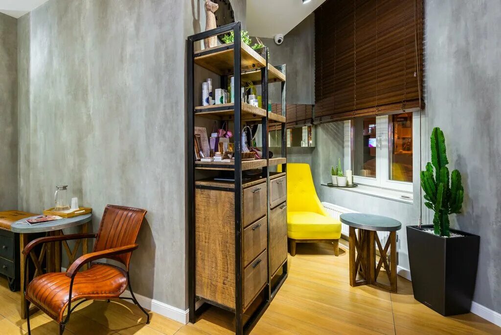 парадная лестница со световым окном. салон красоты снаружи. салон парадная. салон парадная. талион империал 5 , санкт-петербург.