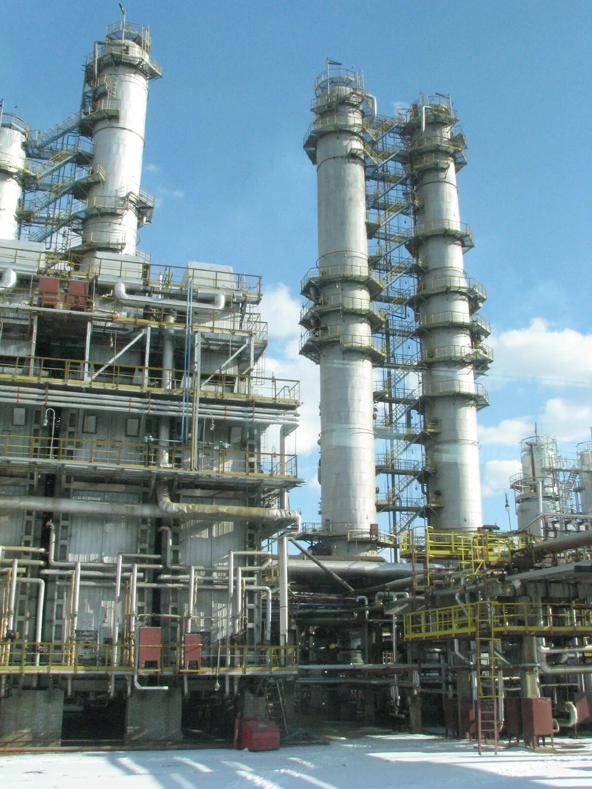 Кириши нефтеперерабатывающий завод. Нефтеперерабатывающий завод питер. Нефтеперерабатывающий завод петербург. Люберецкие нпз. Нефтезавод ярославль.