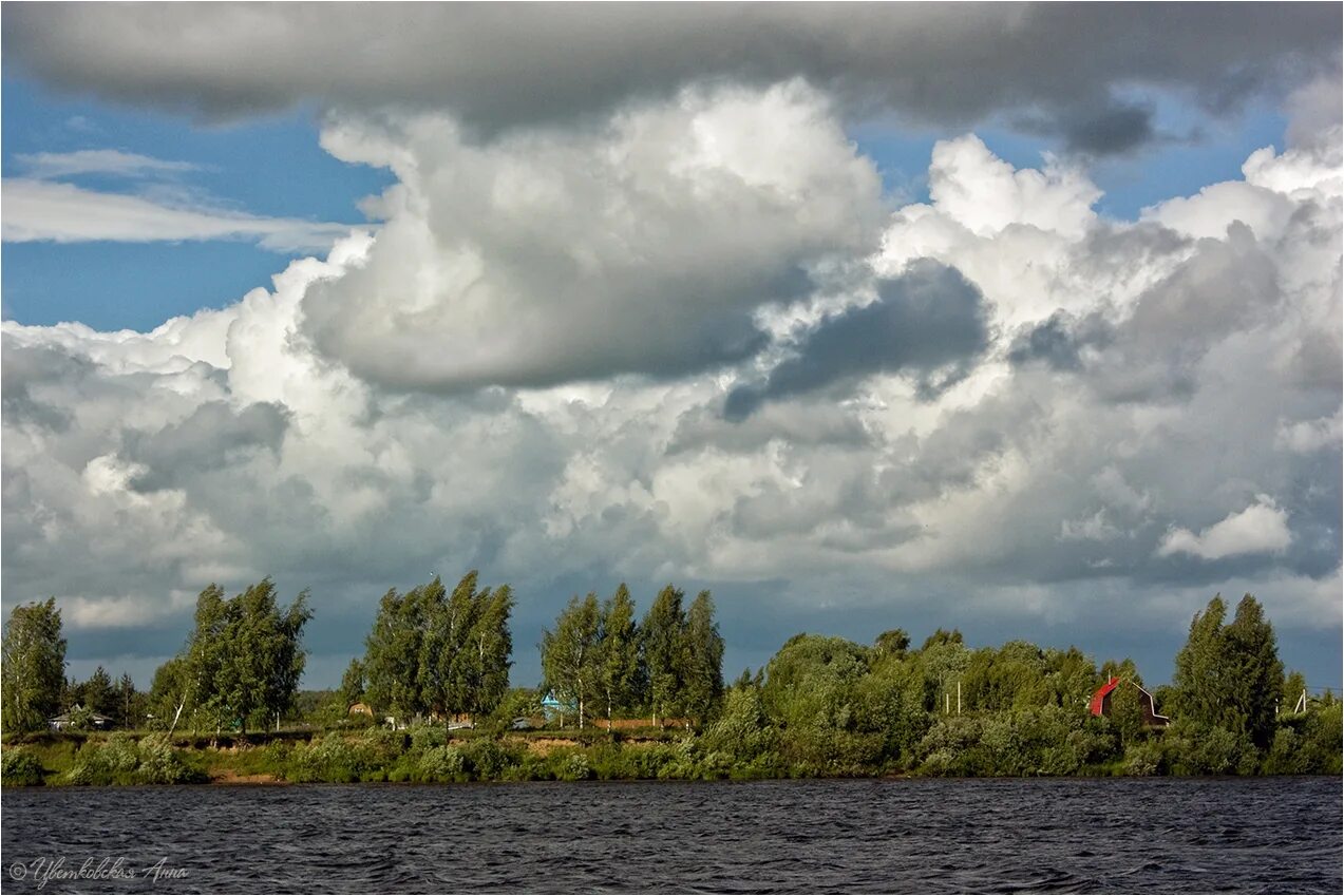 Облако в реке слушать. Облака над рекой. Облака Ярославль. Тучи в Ярославле. Облака и река фото.