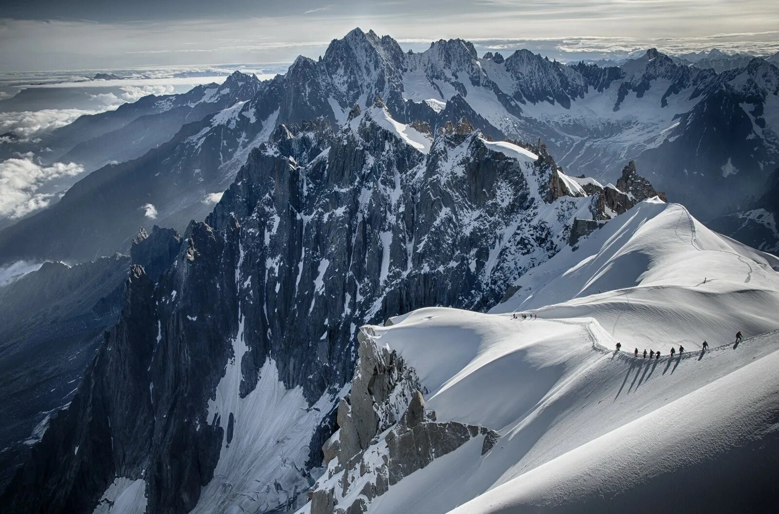 Mont Blanc Mountain. Альпы Монблан. Альпийский пик — гора Мон Блан. Шамони Франция. Средняя высота гор альпы