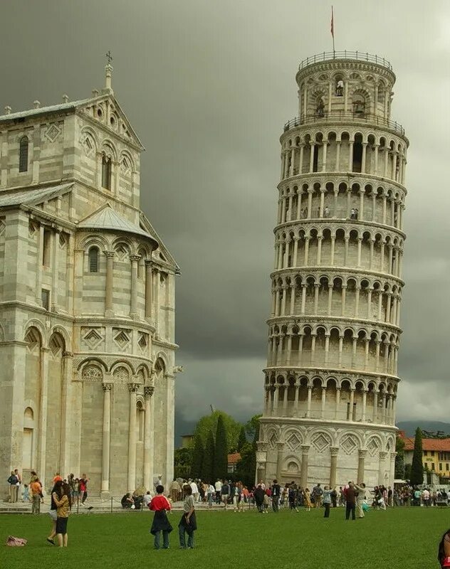 Историческая справка о пизанской башне. Пизанская башня и пизанский кафедральный собор. Эйфелева башня площадь трокадеро. Площадь и башня. Трокадеро в париже.