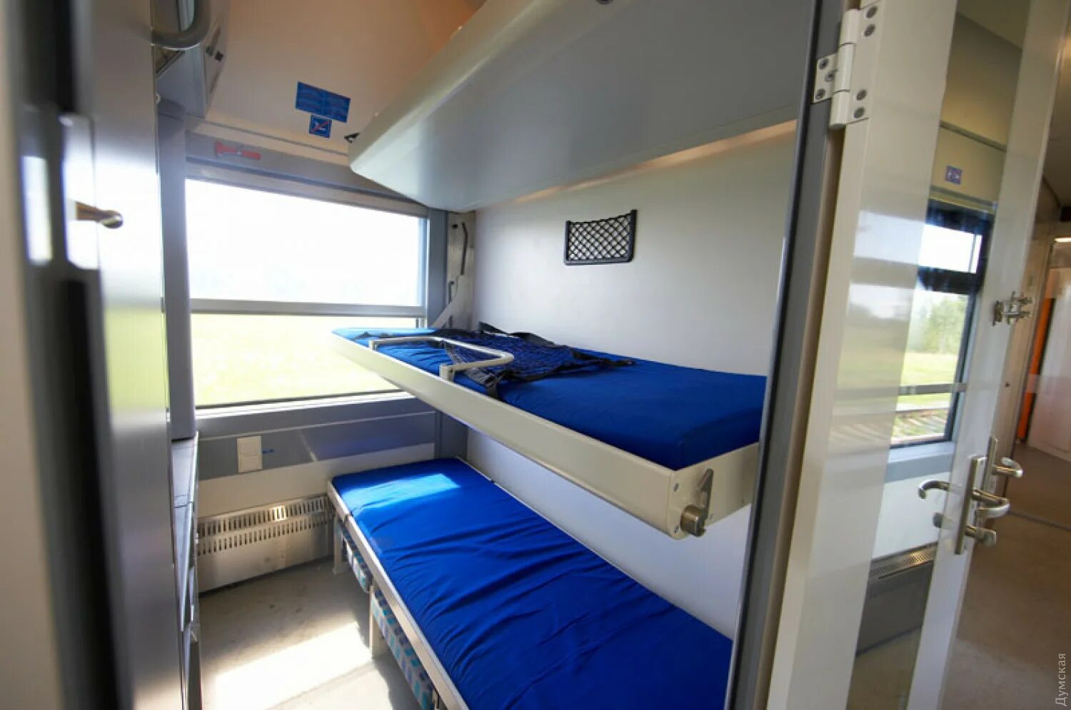 трехместное купе. купе на 3 места в поезде. купейный вагон австрия. поезд северная пальмира двухэтажный. купе св и001.