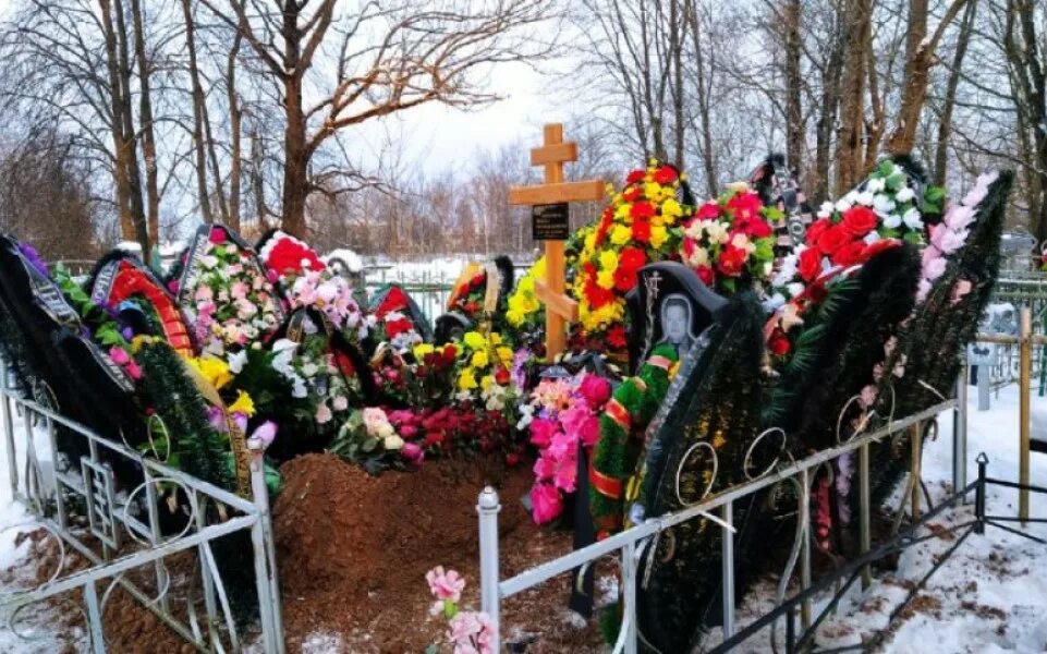 Привез жену умирать. Похороны Жанны Шепляковой. Могилы молодых девушек.