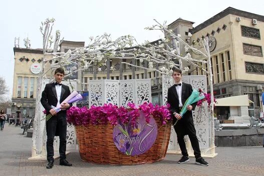 7 апреля праздник в армении поздравления. Букет с цветами в Ереване фото. Април 7 праздник в Армении. 7 Апреля в Ереване праздник. Shnorhavor aprili 7.