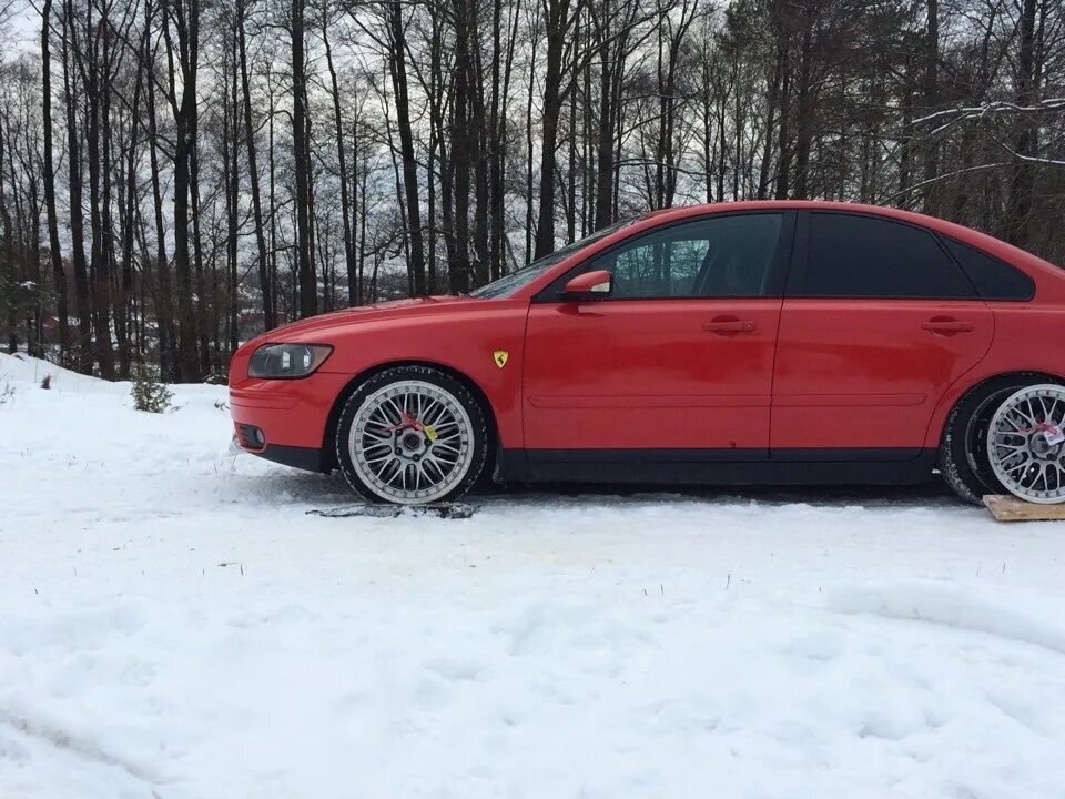 Volvo s40 r18. Вольво s40 r17 черная. Volvo s40 диски. Volvo s40 ii r19. Volvo s40 r design диски.