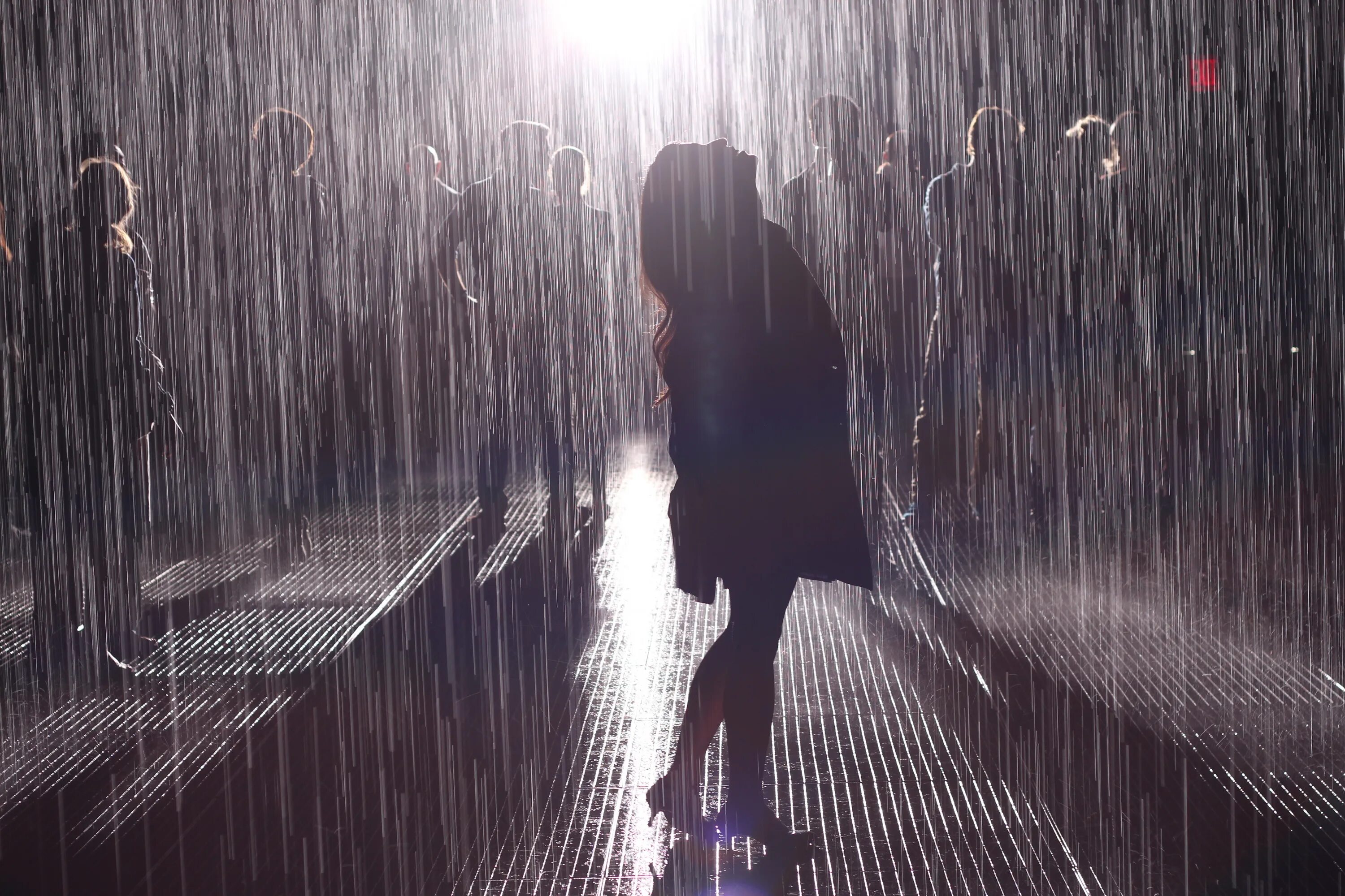 F rain. Вивиан Грин танцевать под дождём. Дождь грусть. Человек под дождем. Девушка под дождем.