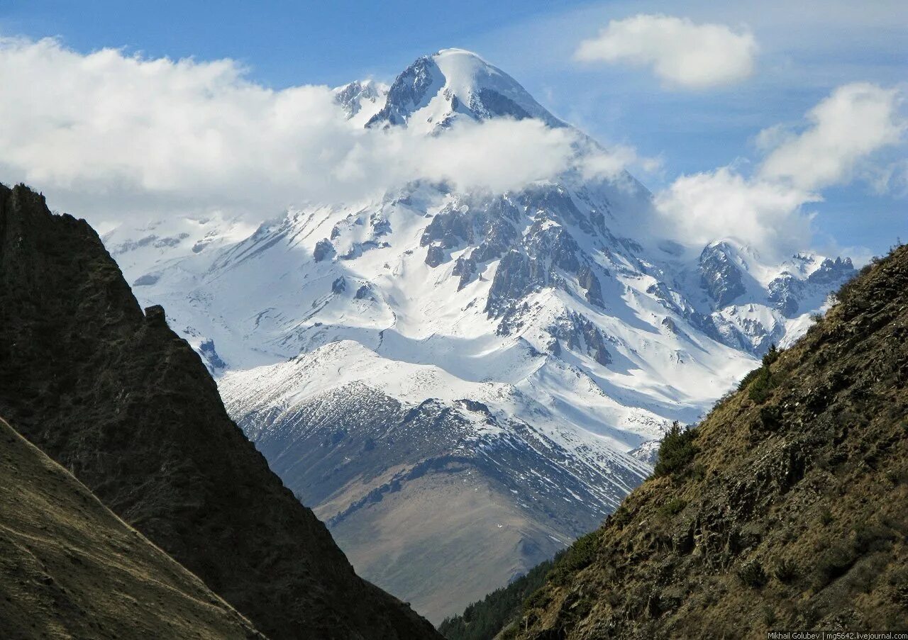 Вершина кавказа. Вершина Казбек кавказские горы. Гора Базардюзю в Дагестане. Гора Казбек Северная Осетия. Гора Казбек Северный Кавказ.