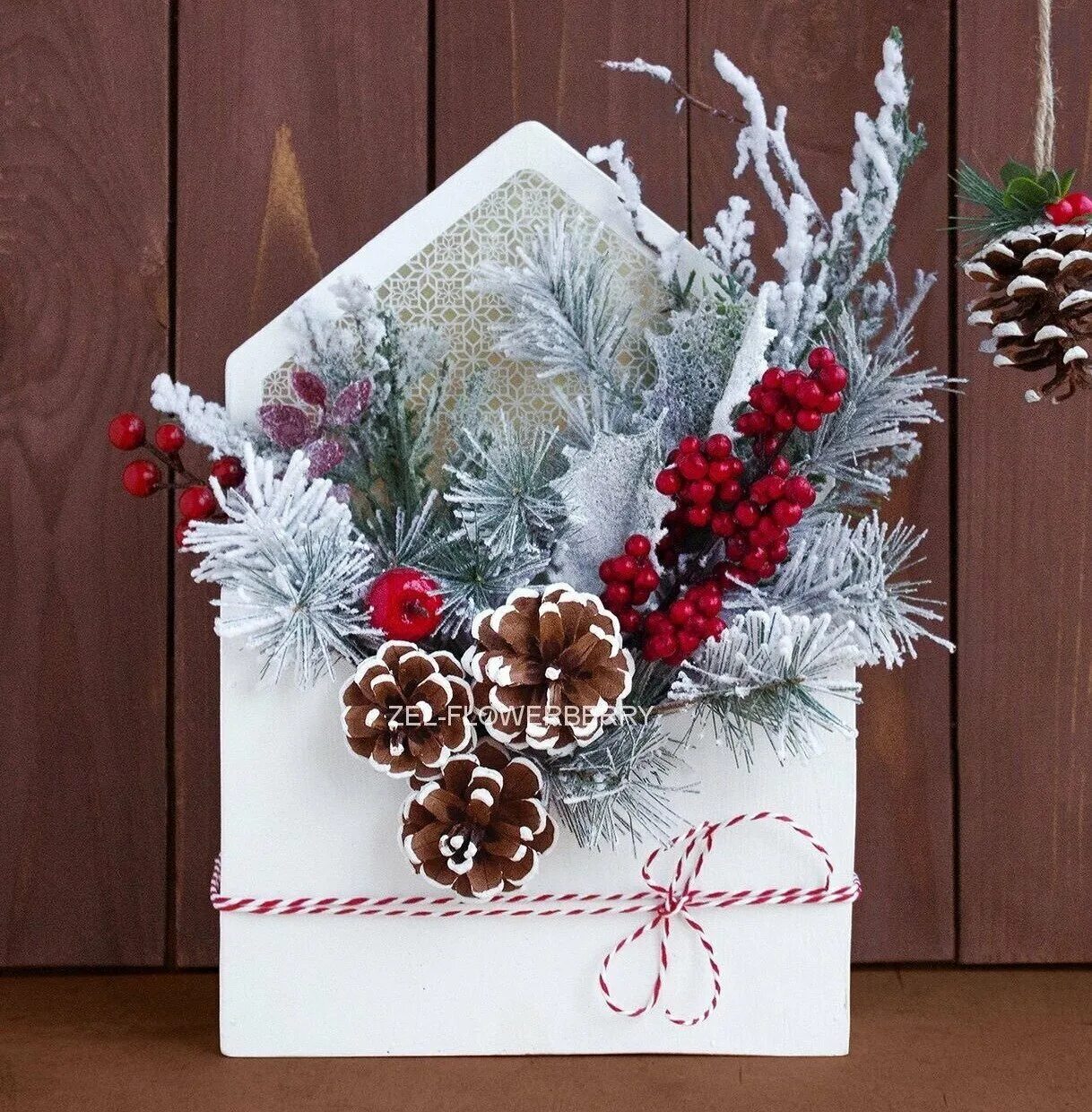 новогодние флористические композиции. зимняя цветочная композиция. зимняя композиция. как сделать зимний букет. новогодняя композиция на стол.