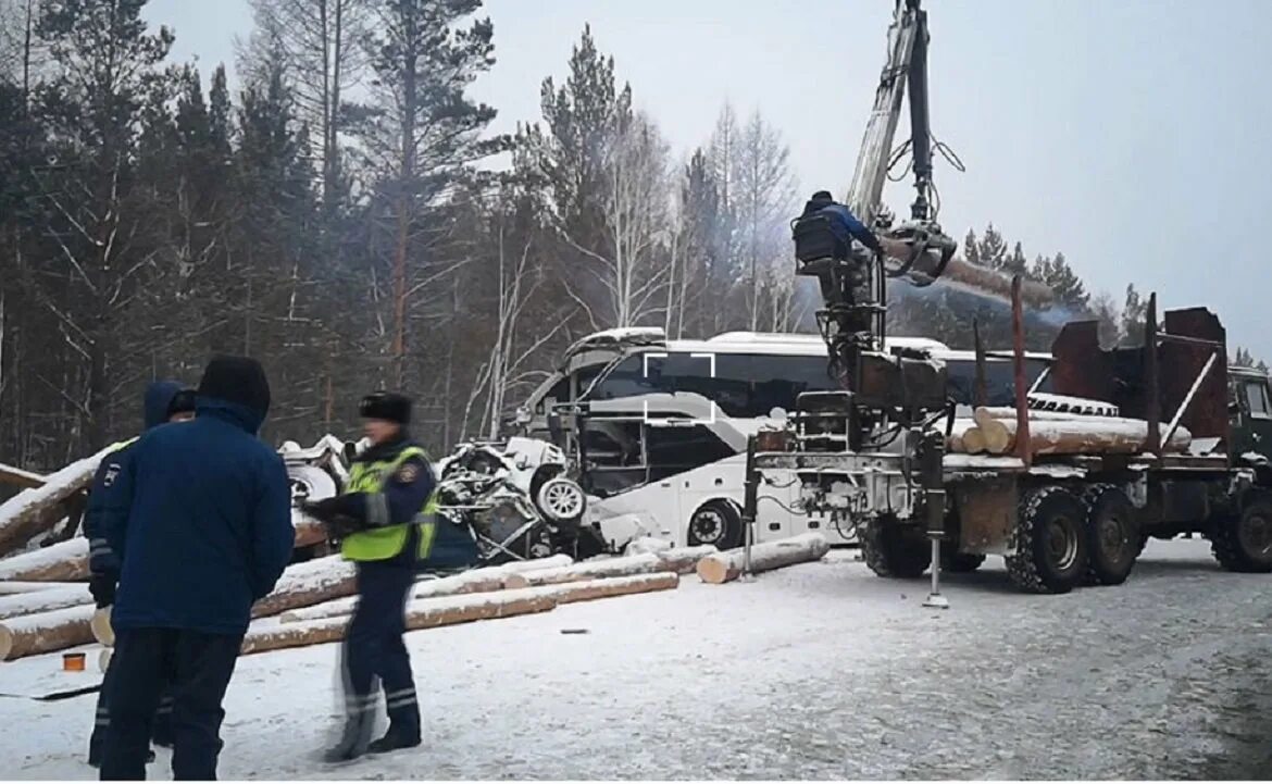 ДТП В Братске под лесовоз Вилюй. Аварии лесовозов в Иркутской области.