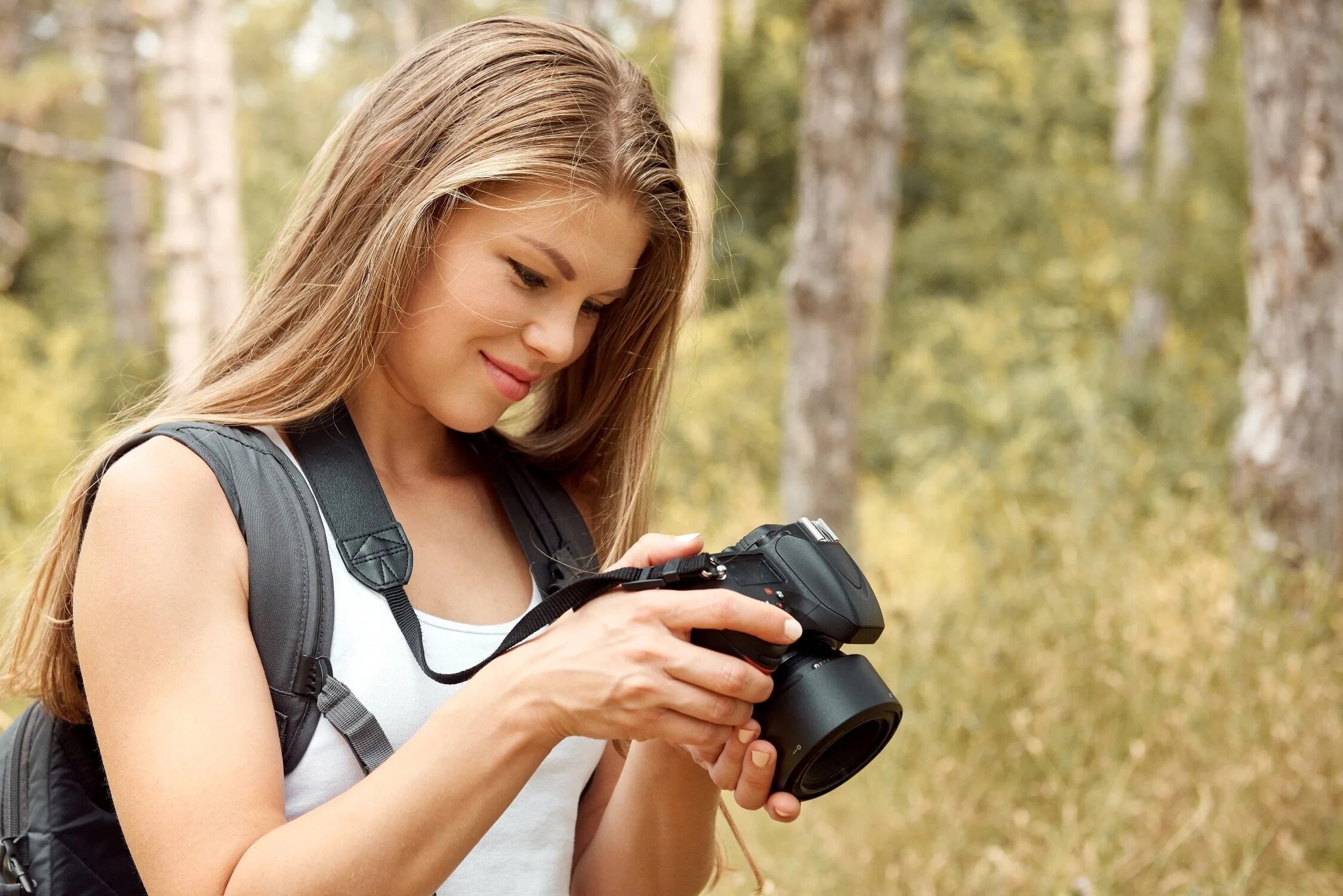 Просмотреть фотографии. Девушка с фотоаппаратом. Красивая девушка с фотоаппаратом. Девушка фотографирует. Человек с фотоаппаратом.