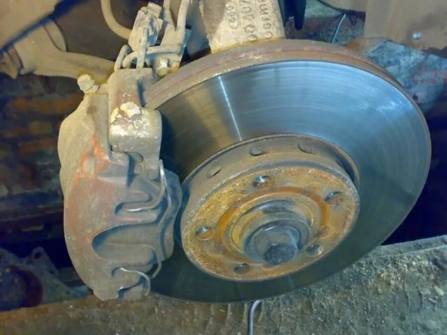 Ауди а6 датчик уровня пола. А6 с5 вибрация. Тормозной суппорт ауди а6 с5. Датчик уровня кузова ауди а4 б8. А6 с5 вибрация.