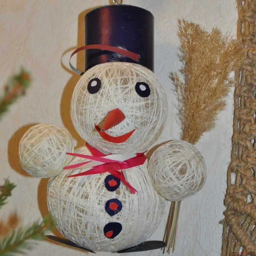 Снеговик поделка в детский сад. Поделка Снеговик. Снеговик из ниток. Снеговик своими руками из ниток. Новогодняя поделка Снеговик.