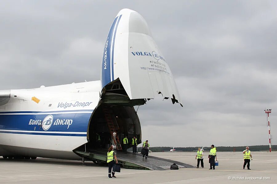 АН-124 грузовой отсек. АН-124 рампа. Открыто авиарейсов