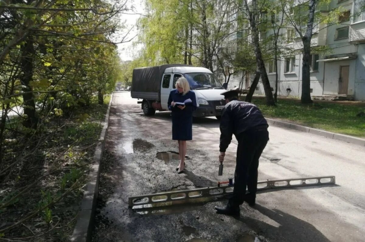 Нарушение содержания дорог. Яма на дороге.