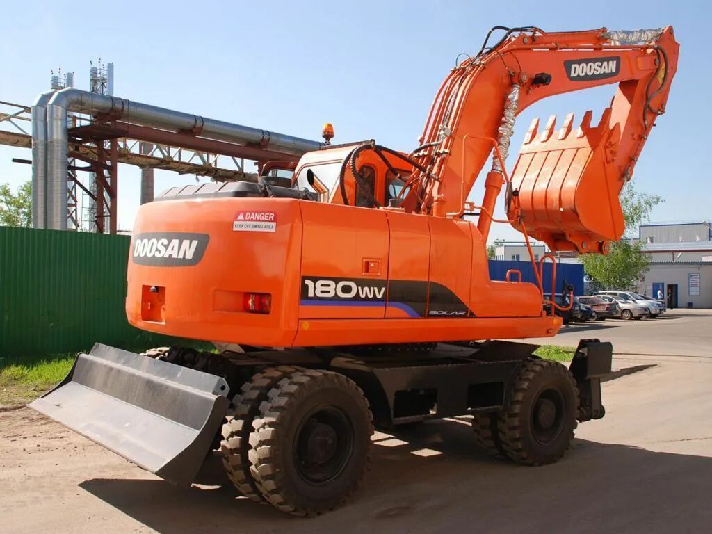 Колесный экскаватор Doosan s180w. Дусан 180 колесный экскаватор. Экскаватор колесный Doosan s180w-v. Полноповоротный колесный экскаватор Doosan 180.