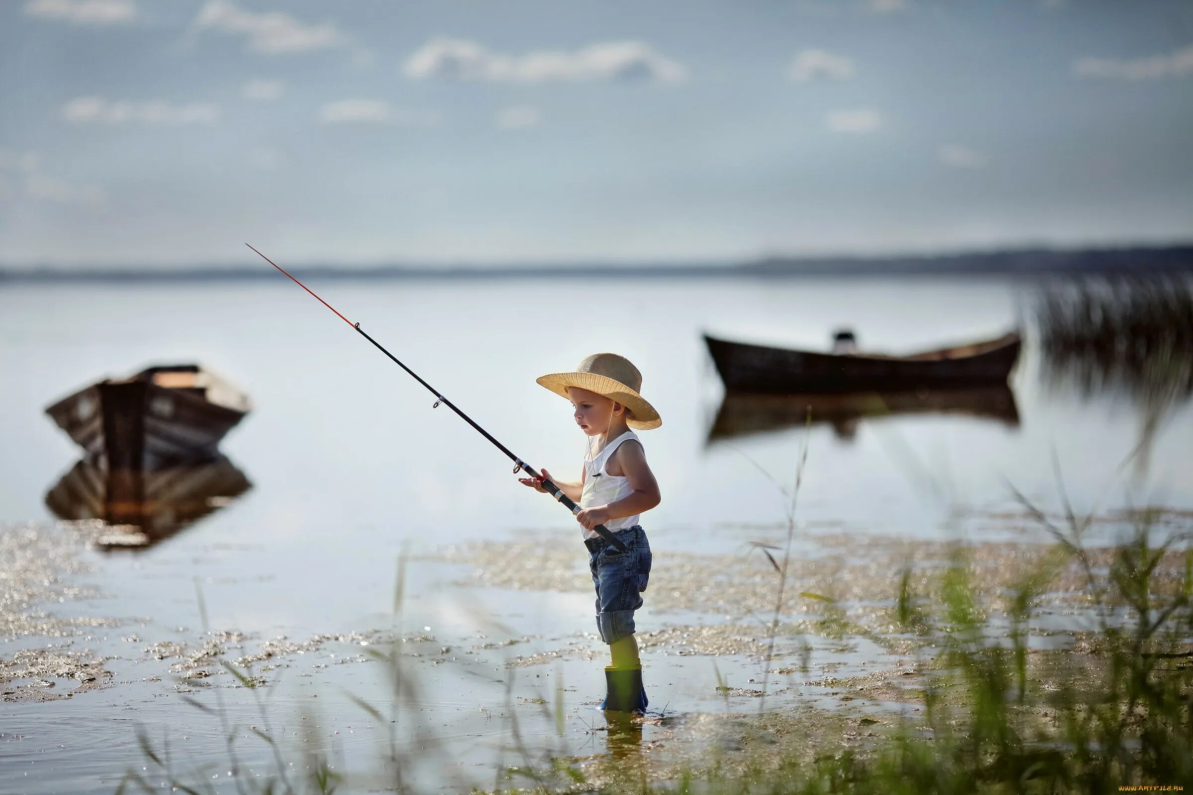 Юн улов. Рыбак с удочкой. Мальчик с удочкой. Летняя рыбалка. Мальчик Рыбак.
