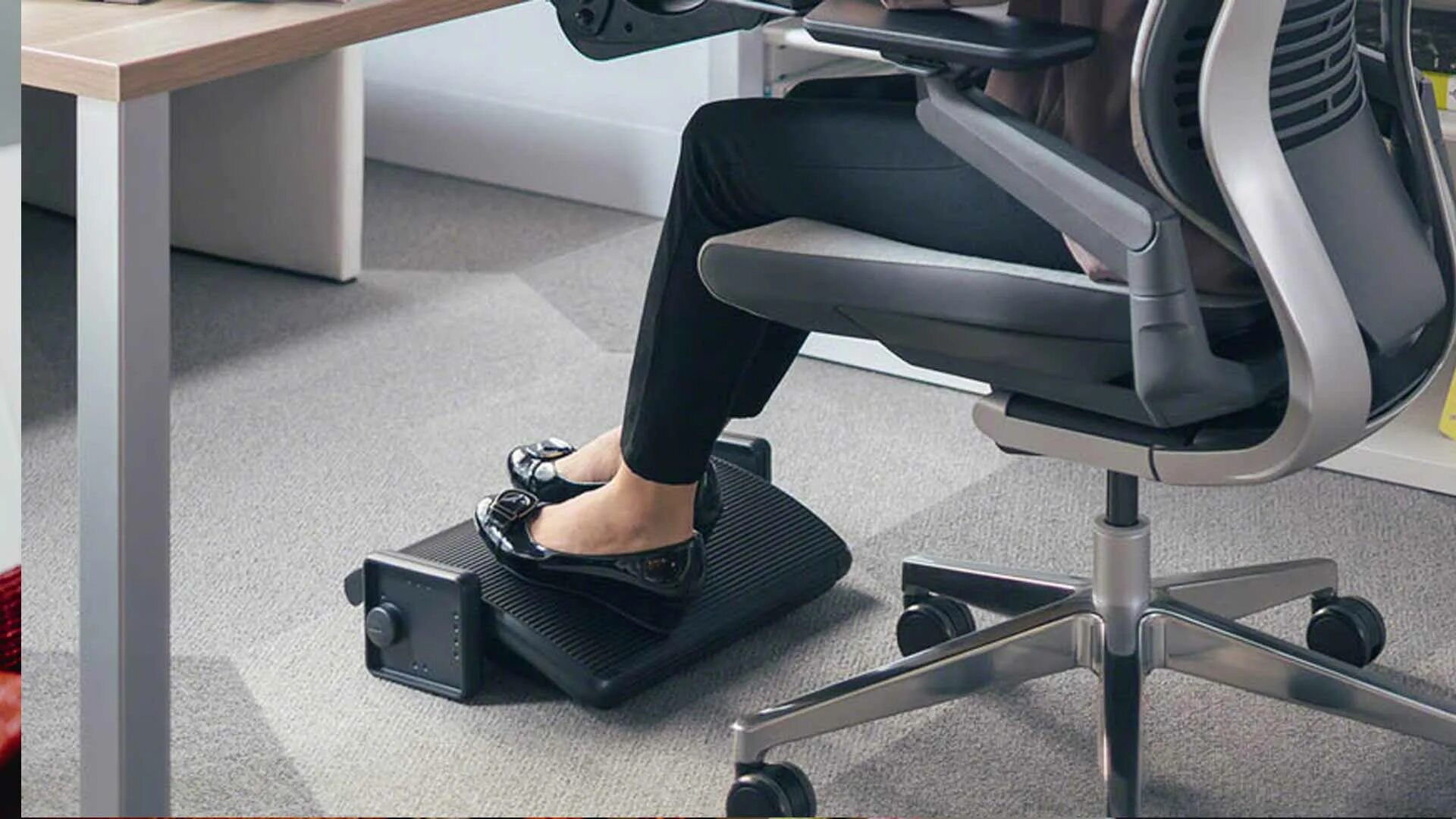 Foot under table. Ergonomic Office Chair. Эргономика детские подставки для ног. Стол эргономичный с подставкой для ног. Подножка для ног под стол эргономика.