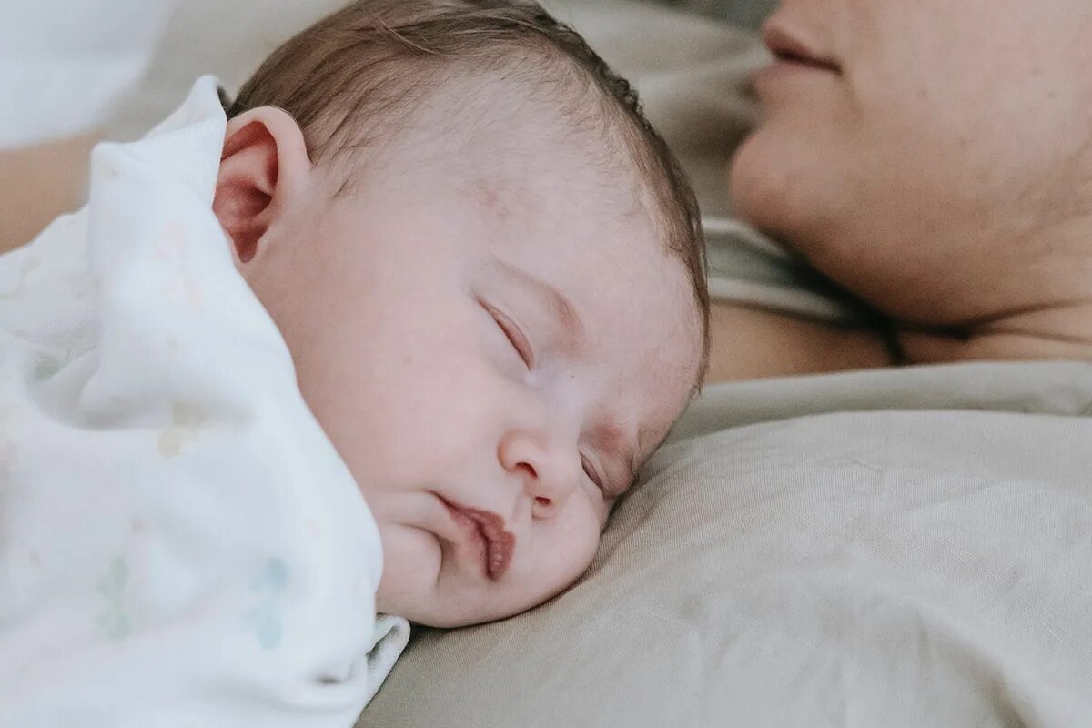 Фото новорождённых детей. Безопасный сон новорожденного. Для младенцев для быстрого засыпания. Активный сон новорожденного.