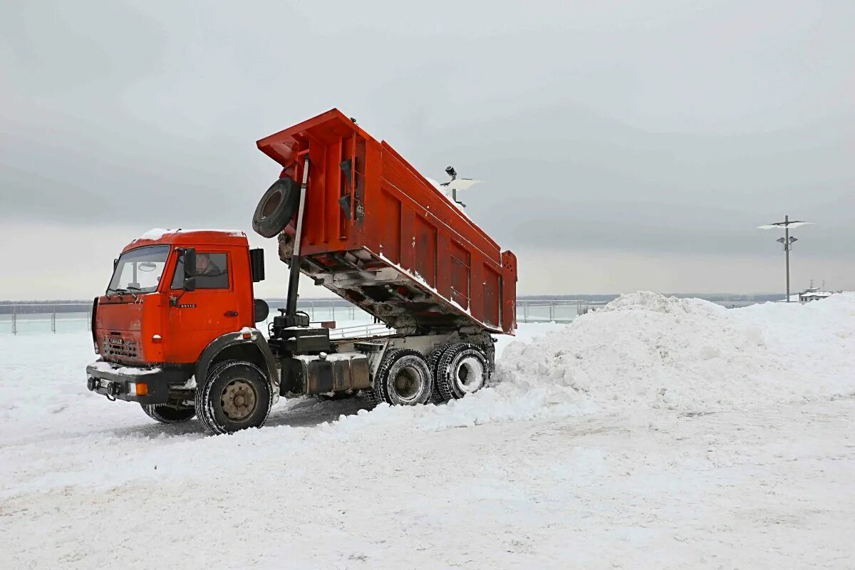 КАМАЗ 6520 груженый снегом. КАМАЗ самосвал вывоз снега. Самосвал со снегом. Самосвал зимой.