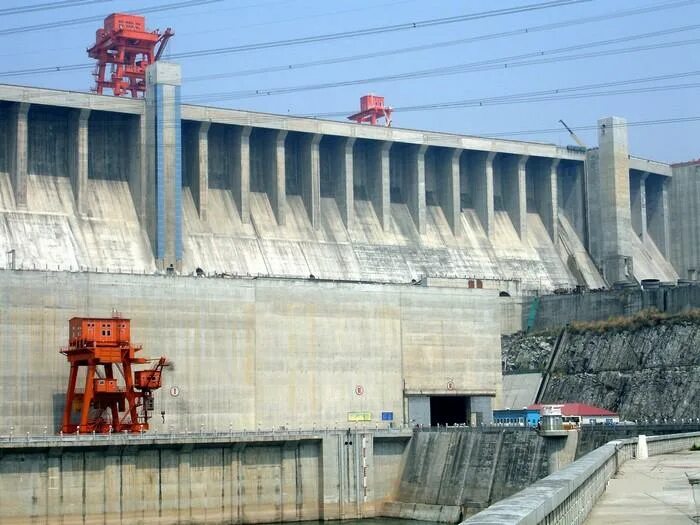 Самая большая платина. Три ущелья ГЭС. Самая высокая плотина ГЭС В мире. Самая большая дамба в мире. Самая большая стройка в мире плотина.