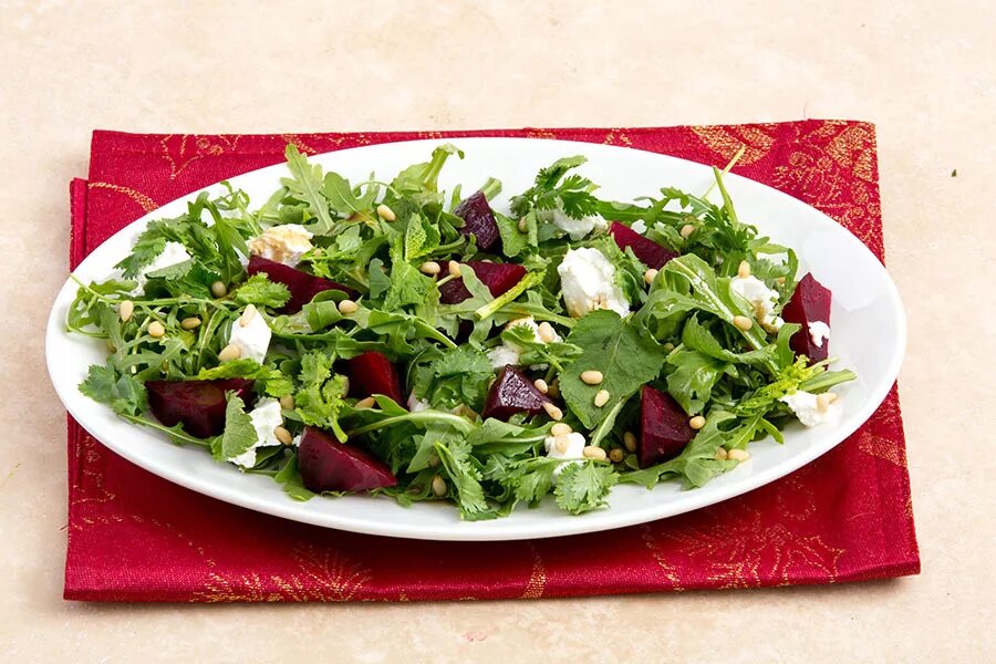 салат из рукколы черри брынзы. руккола с клубникой. руккола с брынзой. салат из рукколы с клубникой и моцареллой. свекла руккола брынза песто.