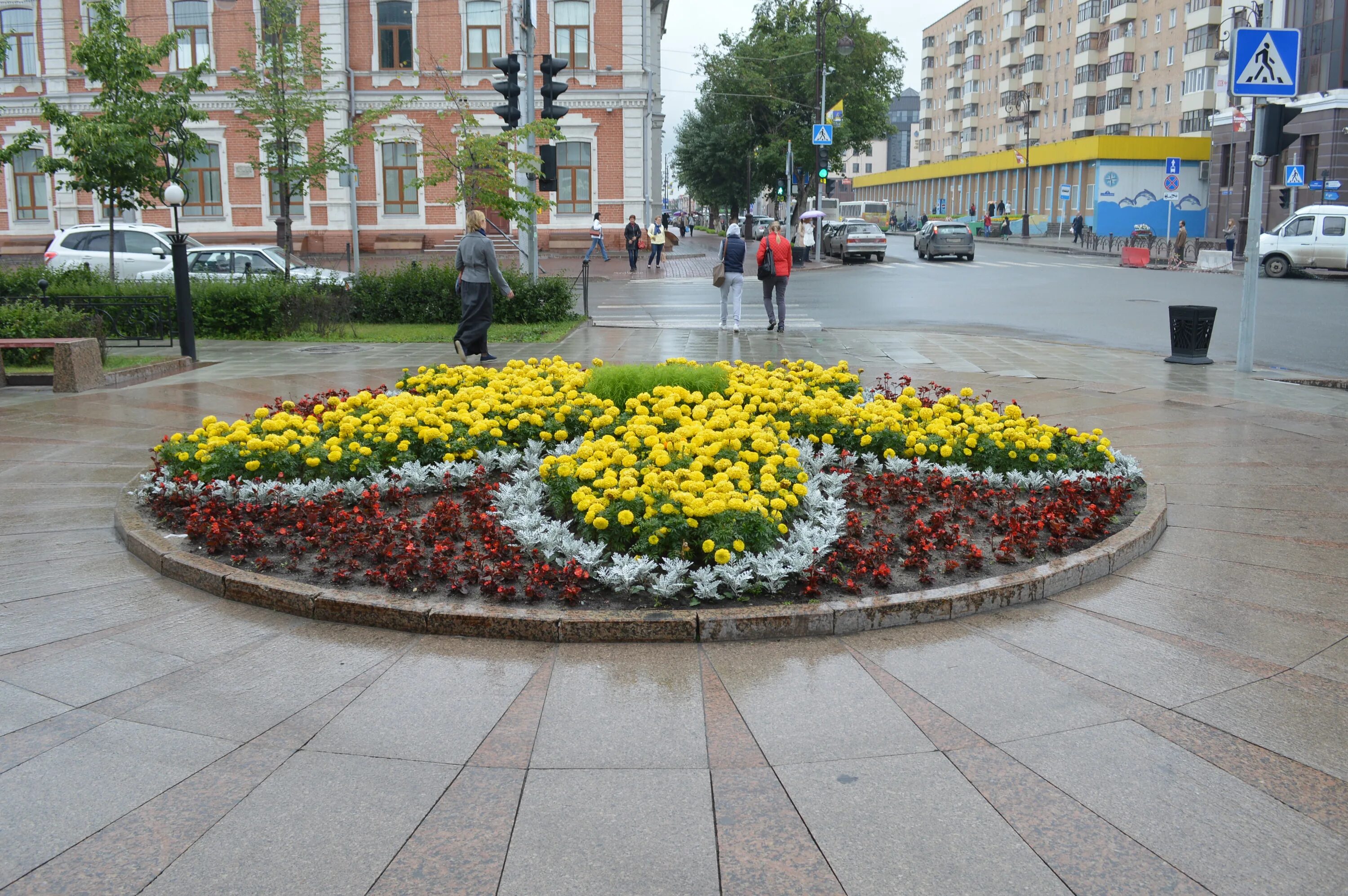 Тверская площадь Тверь клумба. Проспект Победы 139 клумба. Клумба Ирк.