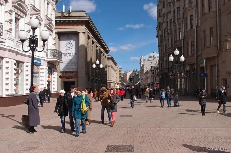 Улочки Арбата театр Вахтангова. Старый Арбат станция метро. Пешеходная улица в Москве Арбат. Волгоградский Арбат пешеходная улица.