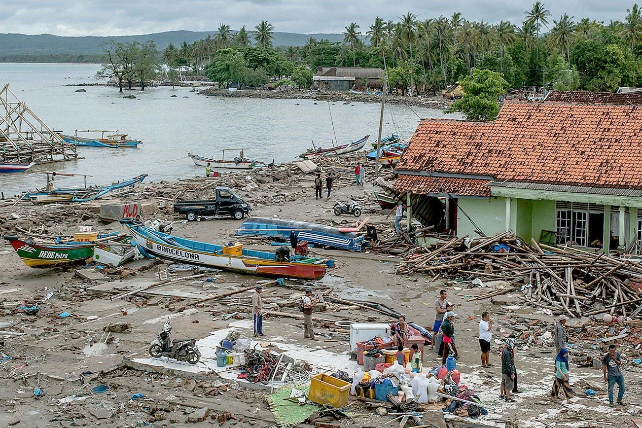 Землетрясение на острове. Суматра ЦУНАМИ 2004. Землетрясение в Индонезии 2004. Суматра ЦУНАМИ 2004 волна.