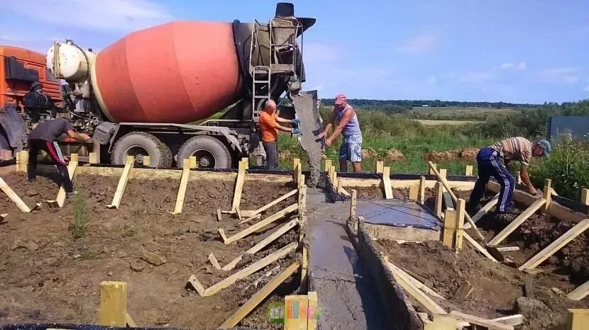 Заливка опалубки миксером. Бетон заливка фундамента. Заливка фундамента бетономешалкой. Бетонирование ленточного фундамента. Заливка бетона.