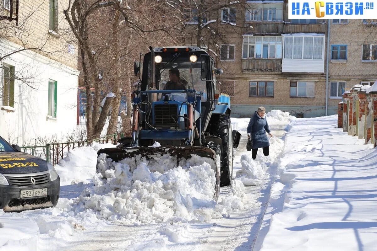 Игра трактора чистят снег. Трактор МТЗ 82 убирает снег. МТЗ-82 зимой уборка снега. Очистка снега МТЗ 82. Трактор МТЗ 82 зима.