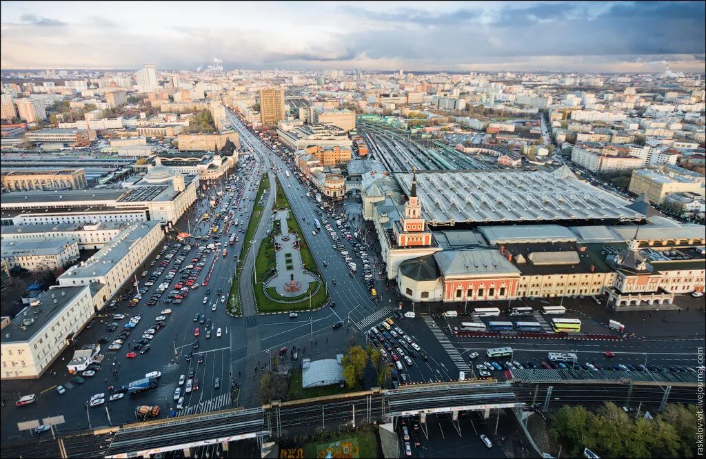 Московские 3 вокзала. Москва три вокзала Комсомольская площадь. Казанский вокзал Комсомольская площадь. Площадь трёх вокзалов в Москве Казанский вокзал. Три вокзала Казанский Ленинградский Ярославский.