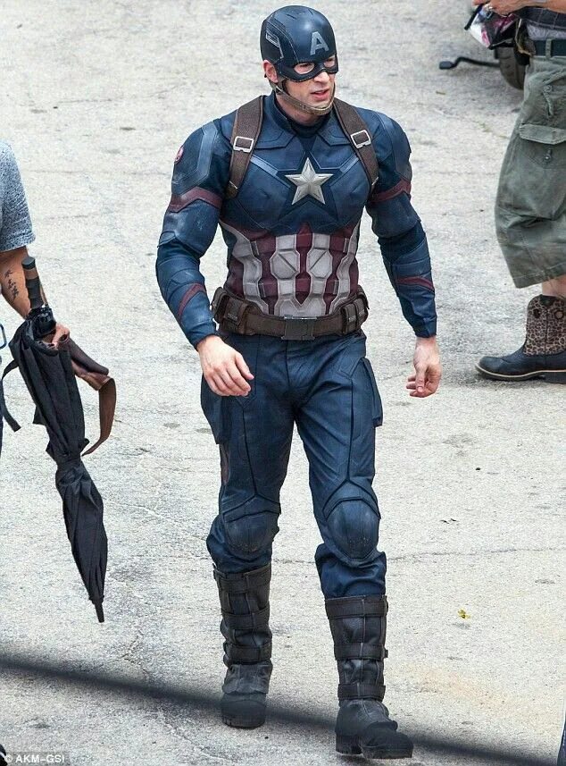 Первый мститель худой. Стив Эванс в костюме капитана Америка. Стив Роджерс в костюме.