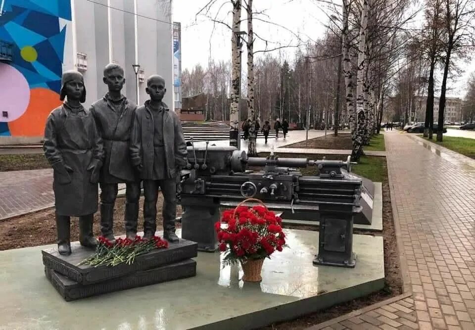 Ижевск город доблести. Ижевск город трудовой доблести. ижевск город трудовой доблести памятник. памятник трудовой доблести в иж. ижевск город трудовой славы памятники.