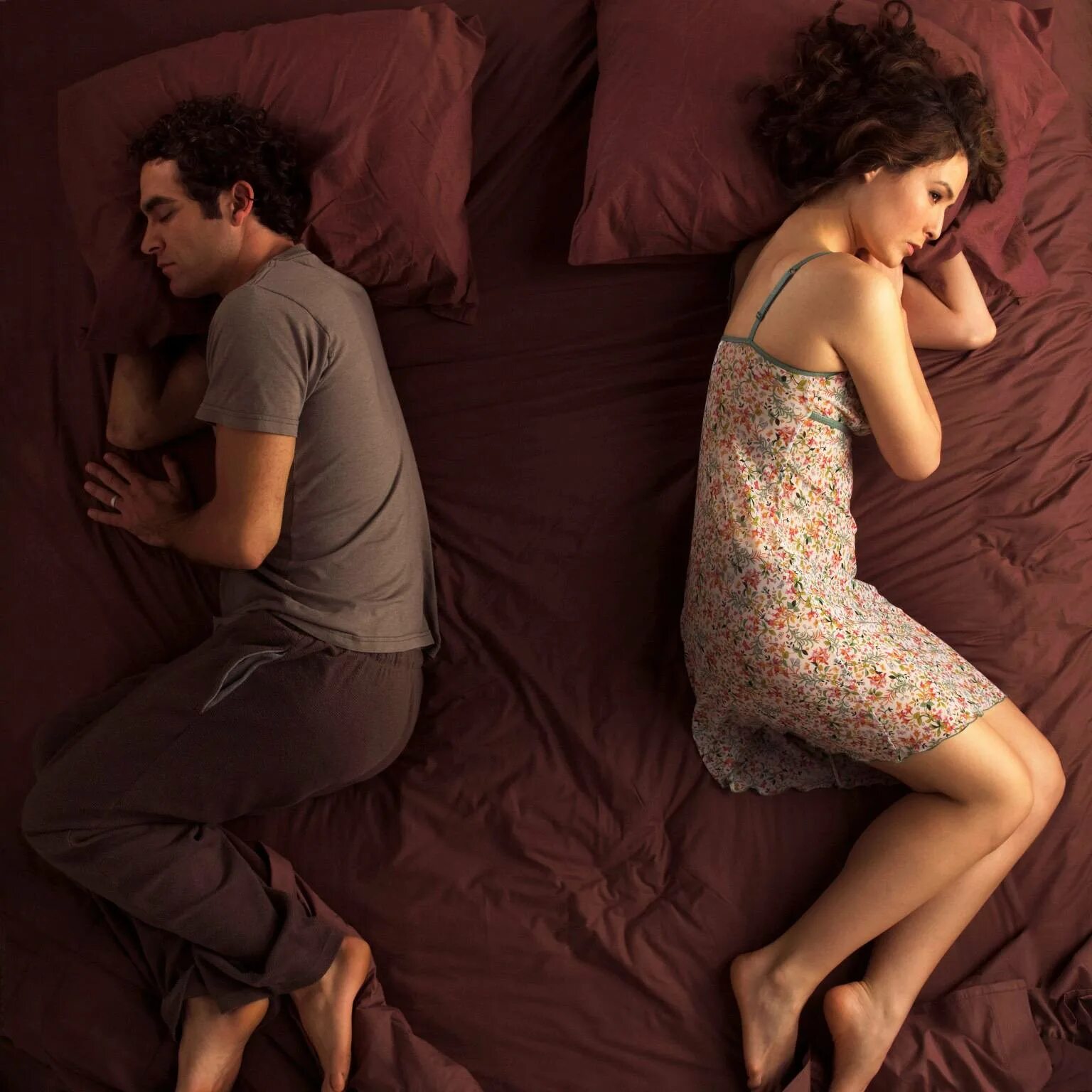 Сон с другом. Мужчина и женщина. Спать вдвоем. Мужчина и женщина в постели. Позы для сна.