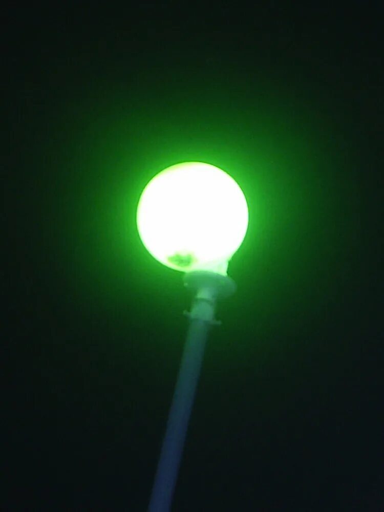 Под зеленым светом 25. Лампа с зеленым светом. Ярко зеленый свет. Черно зеленая лампа. Под зелёным светом.