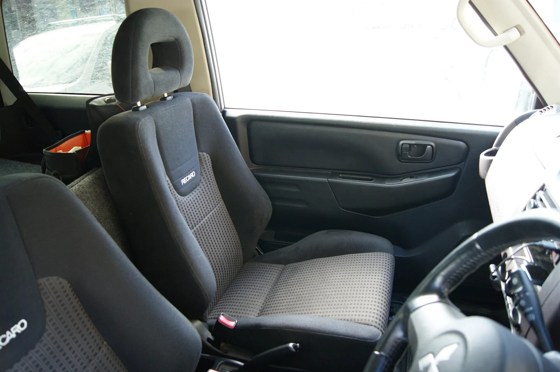 Сиденья мицубиси паджеро. Mitsubishi Pajero Mini сиденья. Рекаро сидушки Паджеро-2. Кресло водительское Pajero 2. Pajero 2 сиденья.