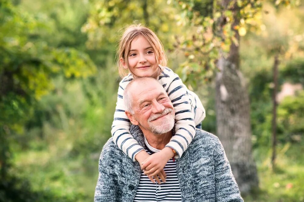 Дедуля и внучка. Дедушка и внучка. Фотосессия с дедом. Дедушка с внуком на плечах. Дедушка и внучка обнимаются.
