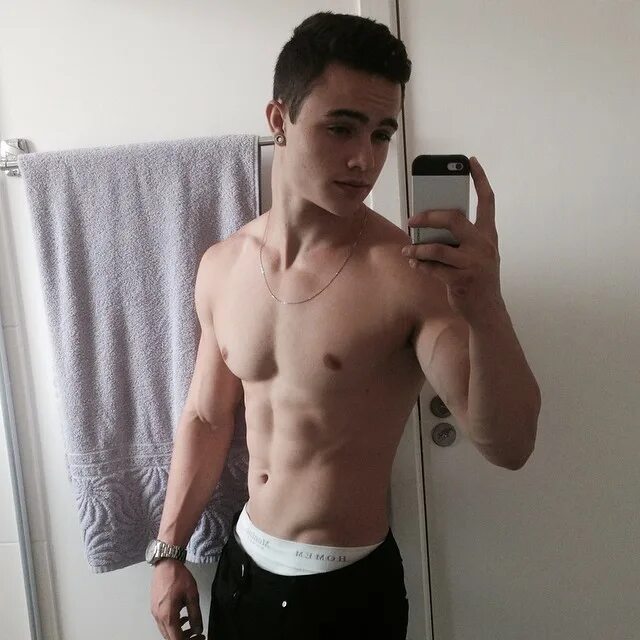 Фото парня 18 домашние. Никита котов vetrel. красивый мальчик 25 лет селфи. пресс парня 20 лет. парни 18 селфи.