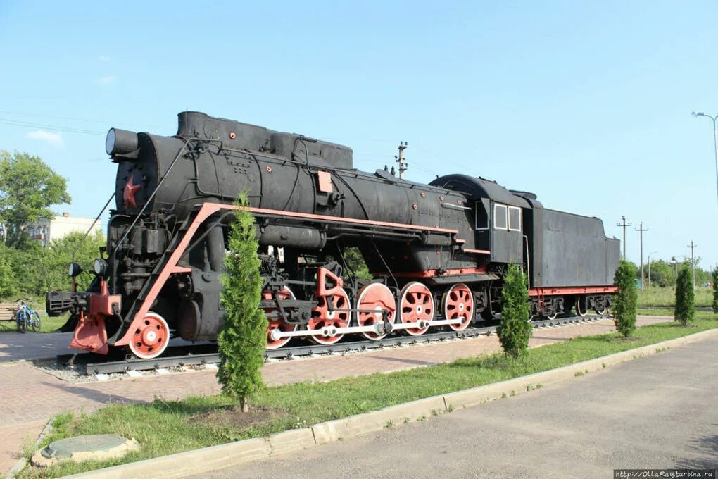 Поставь паровозов. Памятник паровозу Лебедянка. Паровоз л Лебедянка. Паровоз в Веневе. Паровоз в Рыбинске на вокзале.