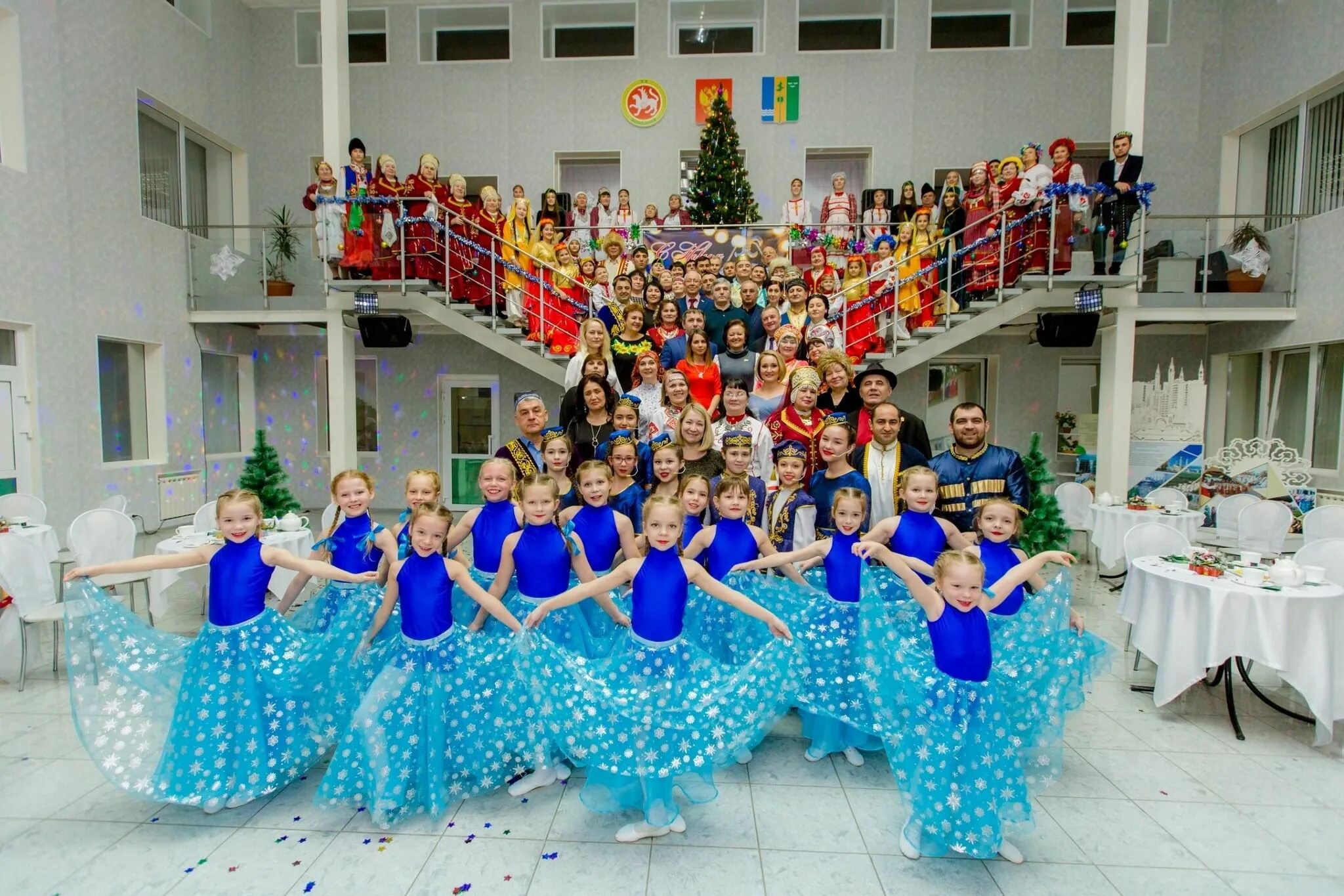 Фестивали мозаика. Дон дружбы народов Нижнекамс. Дом дружбы Нижнекамск. Концертный зал Дружба народов. Дом дружбы народов.