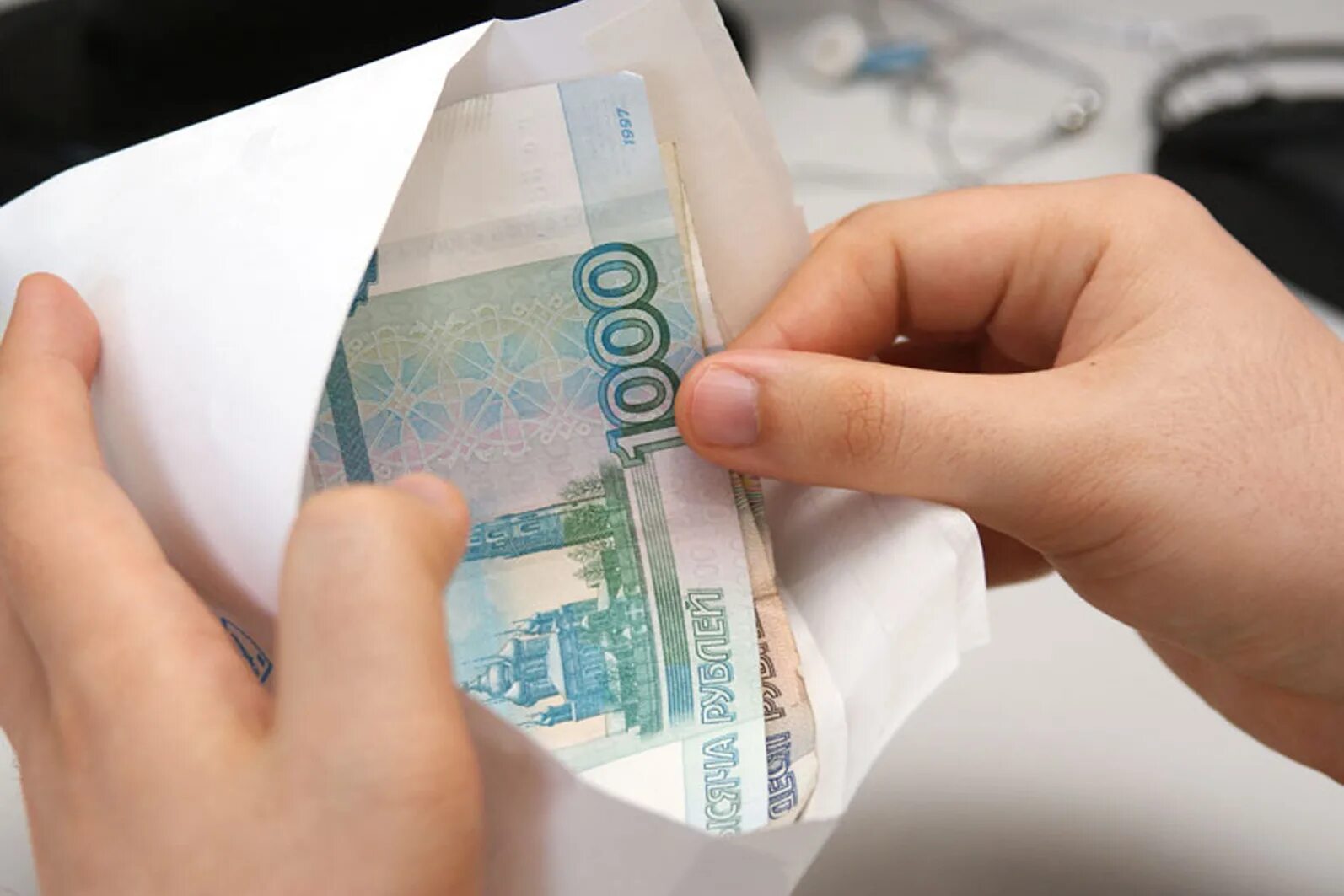 Заработная плата на руки. Зп в конверте. конверт для денег. серая зарплата в конверте. серая зарплата.