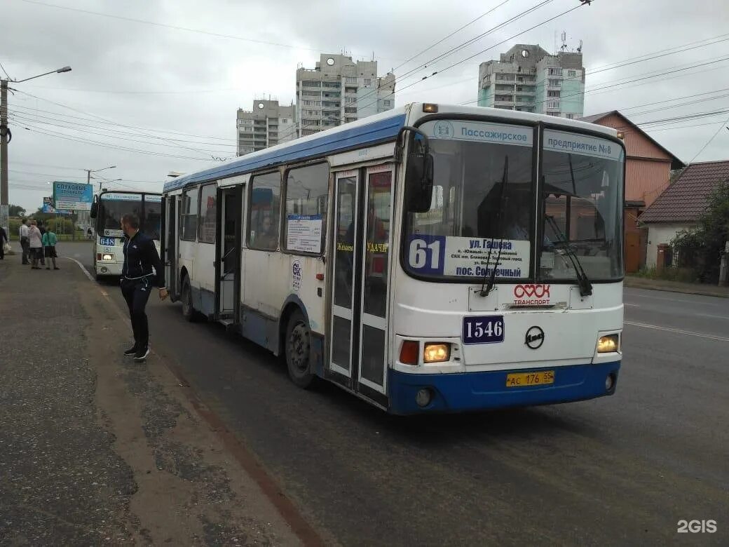 Омск транспорт. 61 Автобус Омск. 61 Маршрут Омск. Езда на автобусе.