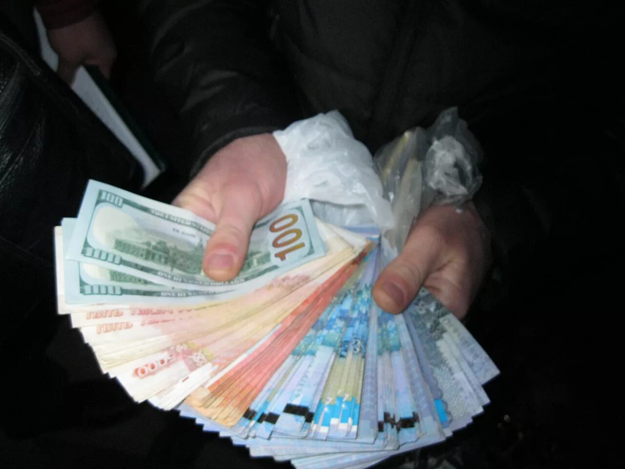 Пачка казахстанских денег в руке. Пачка денег в руках. Миллион денег. Пачки денег тенге.