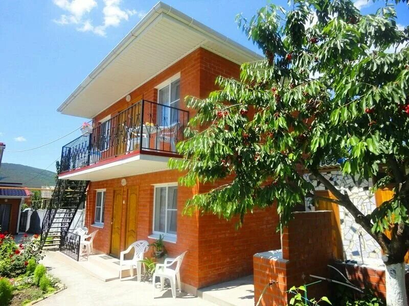 Кабардинка революционная 76 офелия. В кабардинке гостевой дом на революционной. Кабардинка у натальи революционная 120. Гостевой дом людмила кабардинка. Революционная, д.